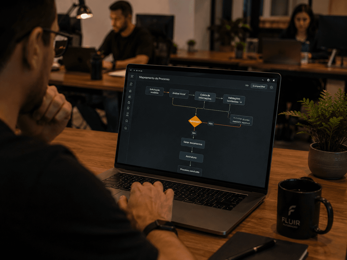 Profissional analisando processos e automação para pequenas empresas